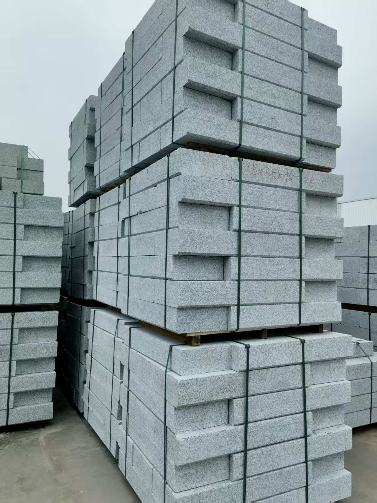 哈密 路沿石，板板正正的路沿石