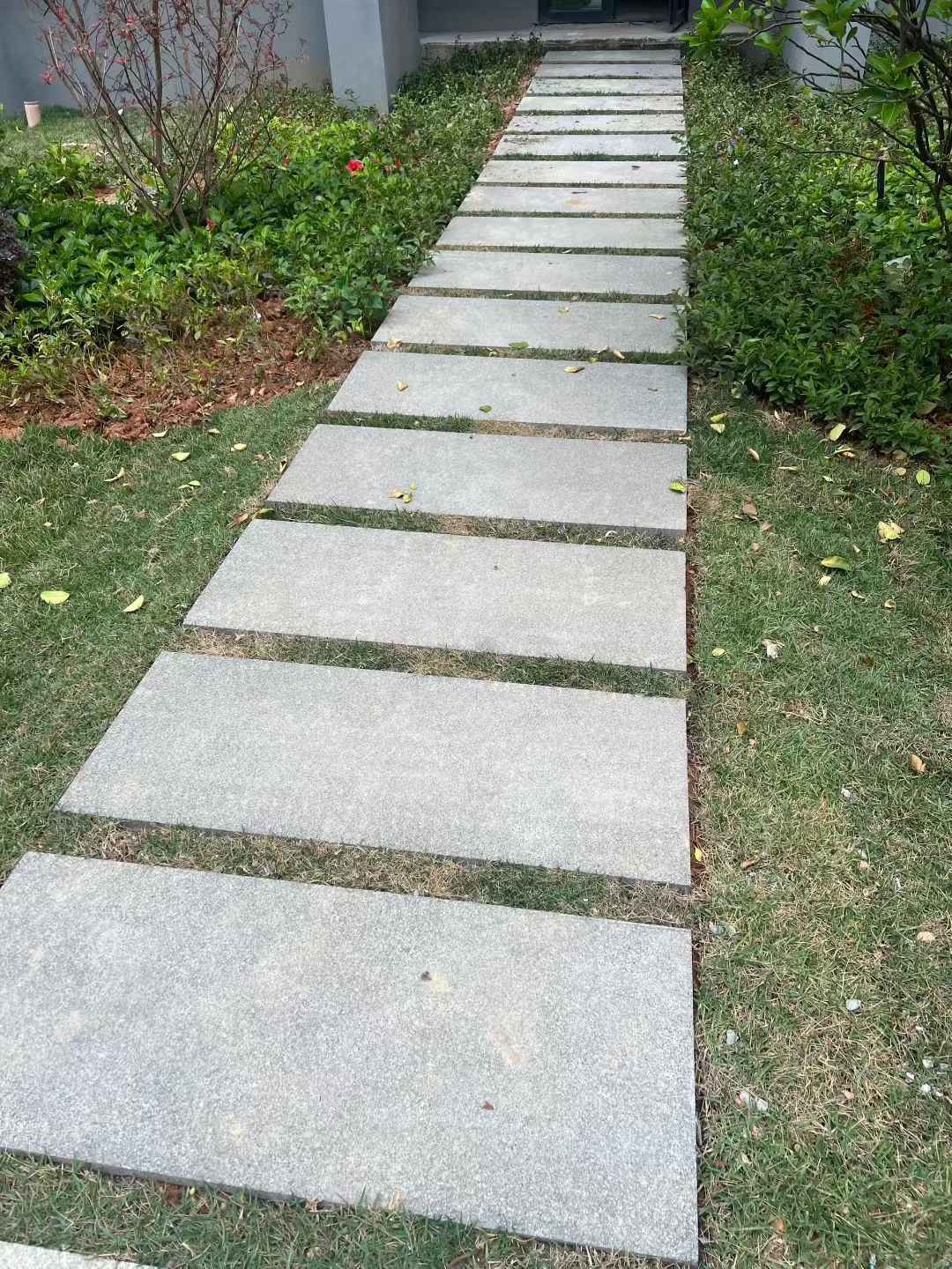 哈密 芝麻黑小区踏步、汀步石铺装效果